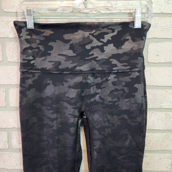 SPANX Womens Black Faux Leather Camouflage Print Shapewear Leggings Size L   EUC - Picture 15 of 15